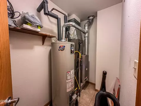 2100 Sundancer Loop SE, Mandan, ND 58554 photo 30