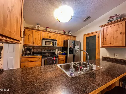 2100 Sundancer Loop SE, Mandan, ND 58554 photo 10