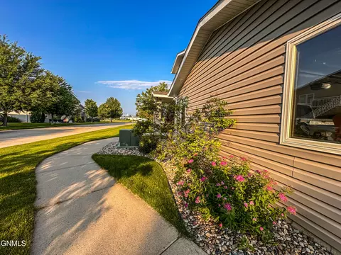 2100 Sundancer Loop SE, Mandan, ND 58554 photo 39