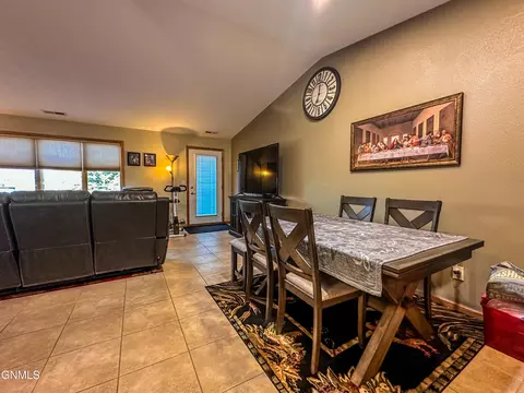 2100 Sundancer Loop SE, Mandan, ND 58554 photo 13
