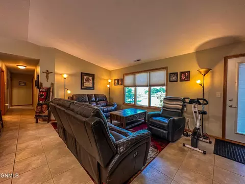 2100 Sundancer Loop SE, Mandan, ND 58554 photo 15