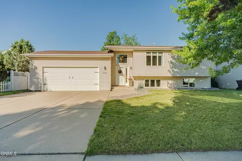 2519 9th Ave SE, Mandan, ND 58554