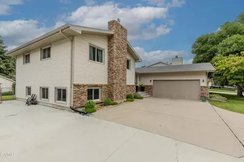 500 Augsburg Ave, Bismarck, ND 58504