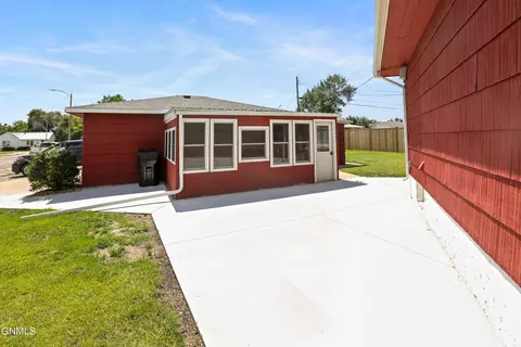 501 12th St W, Williston, ND 58801 photo 2