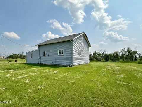 8310 40th St SE, Jamestown, ND 58401