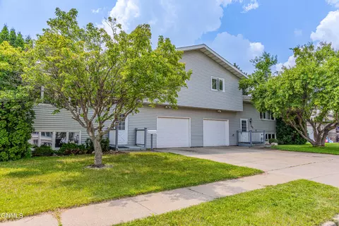 305 Remington Ave, Bismarck, ND 58503