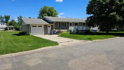 317 4th St S, Ellendale, ND 58436