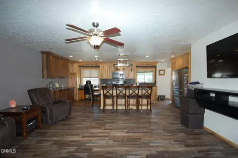 718 9th St SW, Sidney, MT 59270 photo 2