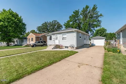1322 13th St N, Bismarck, ND 58501