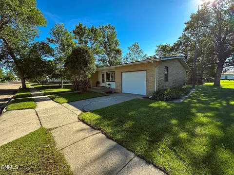209 10th St, Wishek, ND 58495