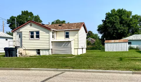 904 5th St SW, Mandan, ND 58554