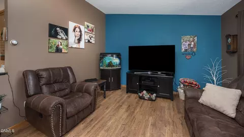 Living - 5027 Flatrock Loop, Bismarck, ND 58503 photo 2 of 5