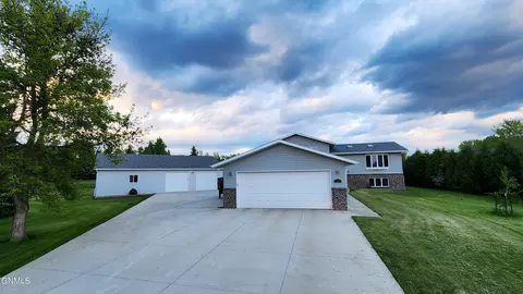 Exterior - 5027 Flatrock Loop, Bismarck, ND 58503 photo 4 of 23