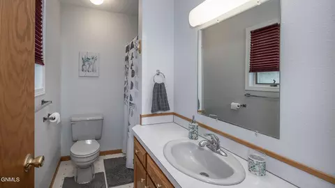 Bath - 5027 Flatrock Loop, Bismarck, ND 58503 photo 2 of 4