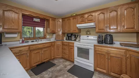 Kitchen - 5027 Flatrock Loop, Bismarck, ND 58503 photo 3 of 6