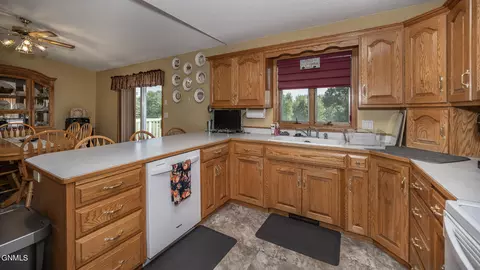 Kitchen - 5027 Flatrock Loop, Bismarck, ND 58503 photo 4 of 6