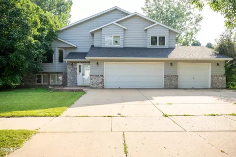 4729 Pintail Loop SE, Mandan, ND 58554 photo 2