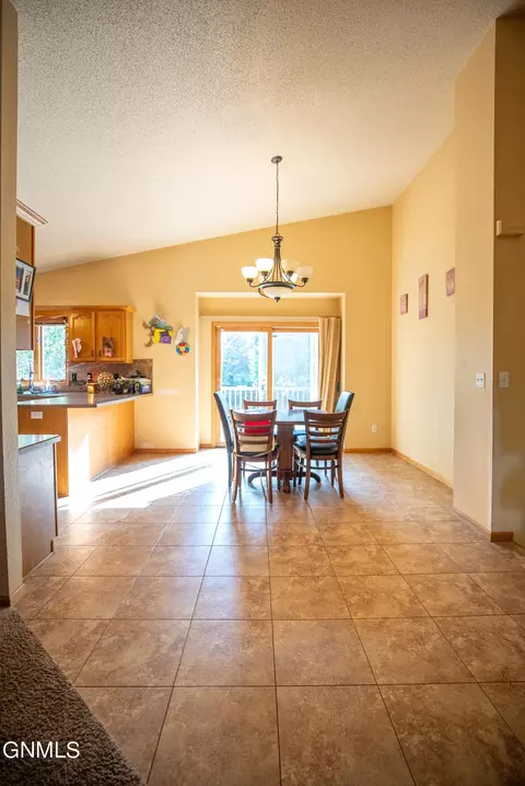 4729 Pintail Loop SE, Mandan, ND 58554 photo 9