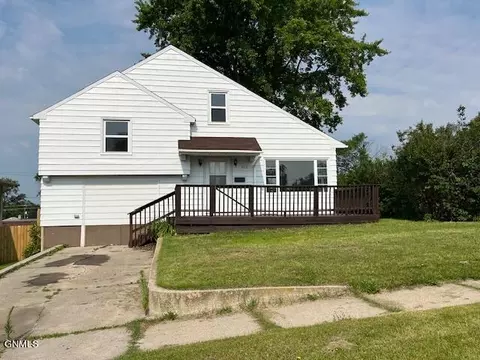 902 6th Ave SE, Jamestown, ND 58401
