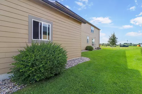 704 40th St E, Williston, ND 58801 photo 3