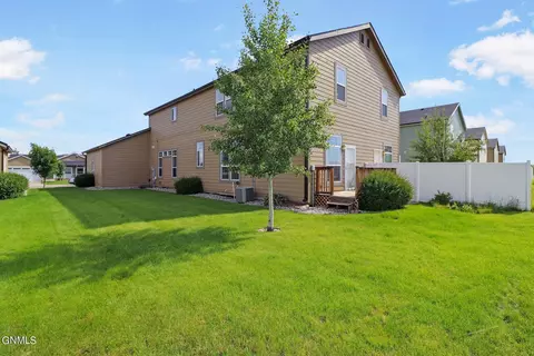 704 40th St E, Williston, ND 58801 photo 4