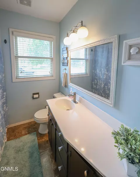 Bath - 1502 Main St, Williston, ND 58801 photo 1 of 1