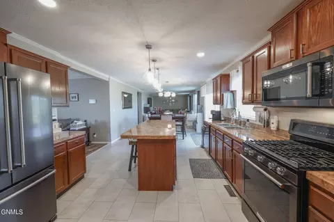 2414 35th Pl W, Williston, ND 58801 photo 7