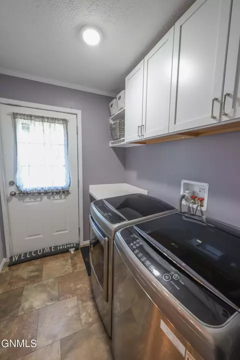 2414 35th Pl W, Williston, ND 58801 photo 9