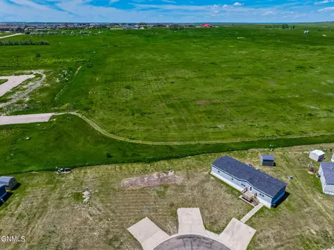 2414 35th Pl W, Williston, ND 58801 photo 11