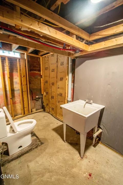 Bath - 511 4th Ave NW, Mandan, ND 58554 photo 2 of 2
