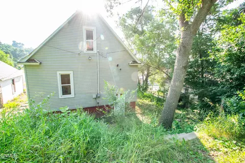 Exterior - 511 4th Ave NW, Mandan, ND 58554 photo 6 of 7