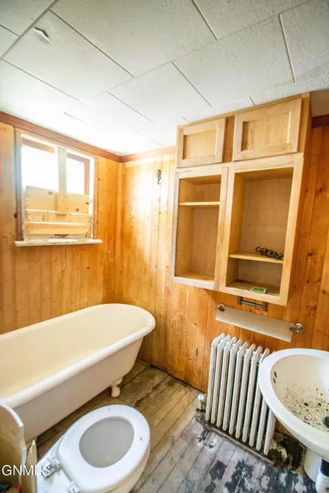 Bath - 511 4th Ave NW, Mandan, ND 58554 photo 1 of 2