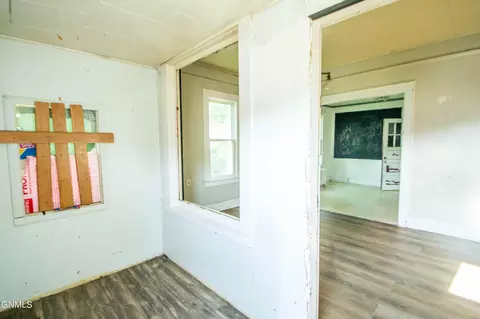 Entry Way - 511 4th Ave NW, Mandan, ND 58554 photo 1 of 2