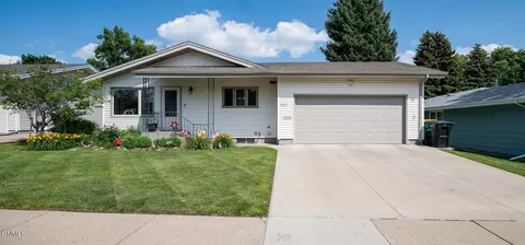 1027 29th St N, Bismarck, ND 58501