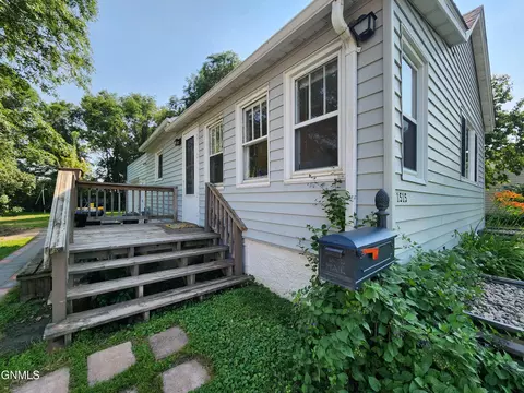 1515 Bowen Ave, Bismarck, ND 58504