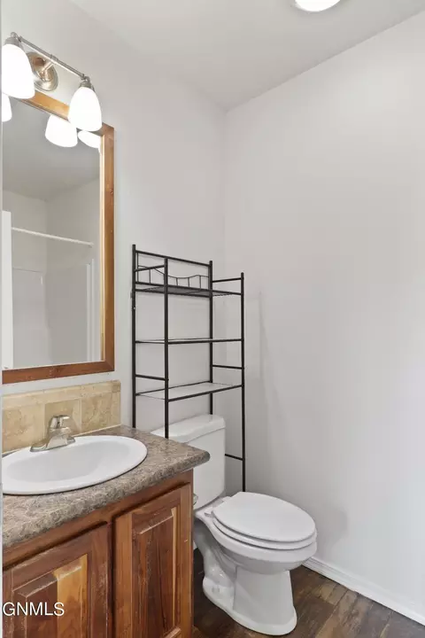 Bath - 616 40th St E, Williston, ND 58801 photo 4 of 4