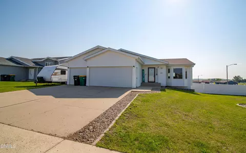 3217 Frost Ln, Bismarck, ND 58503