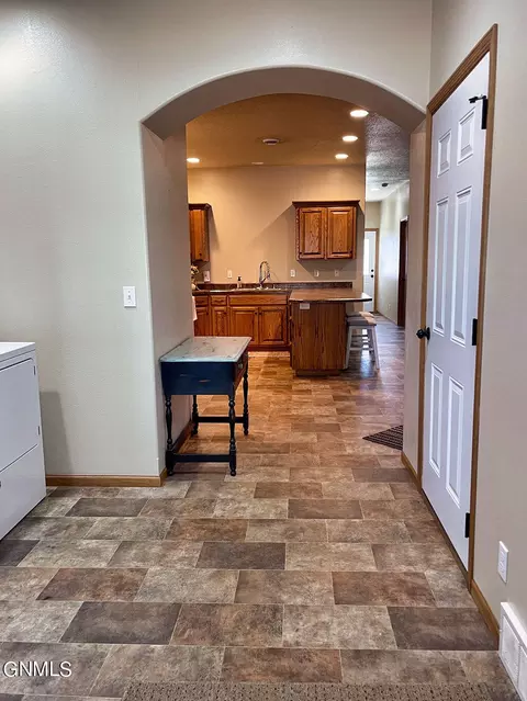 1085 Donna Ln, Dickinson, ND 58601 photo 2