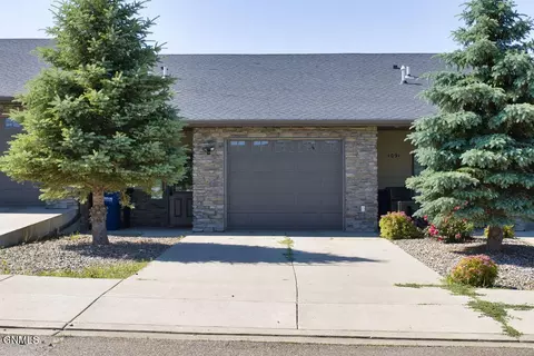1085 Donna Ln, Dickinson, ND 58601
