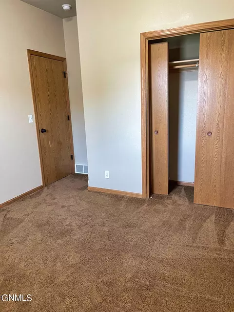1085 Donna Ln, Dickinson, ND 58601 photo 5