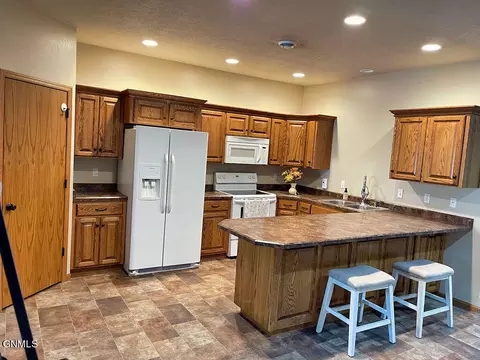 1085 Donna Ln, Dickinson, ND 58601 photo 3