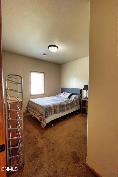 1085 Donna Ln, Dickinson, ND 58601 photo 4