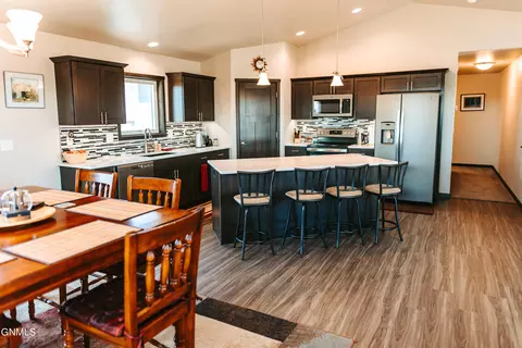 3403 Shamrock Loop, Dickinson, ND 58601 photo 22