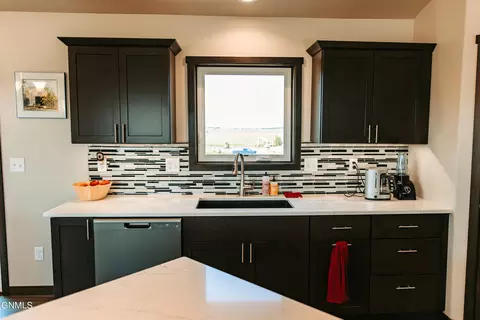 3403 Shamrock Loop, Dickinson, ND 58601 photo 16