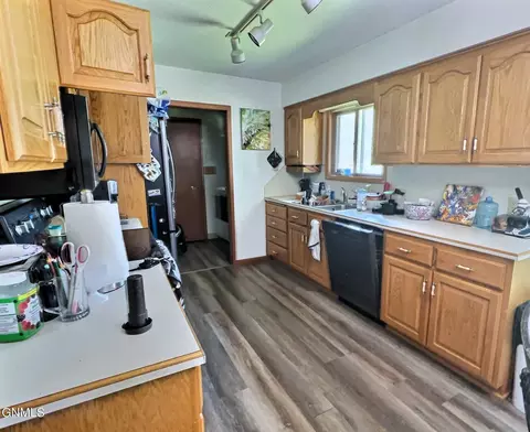 332 5th St NE, Garrison, ND 58540 photo 5