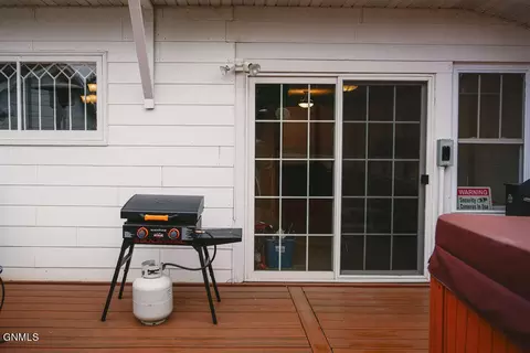 Exterior - 411 5th Ave W, Edgeley, ND 58433 photo 6 of 9