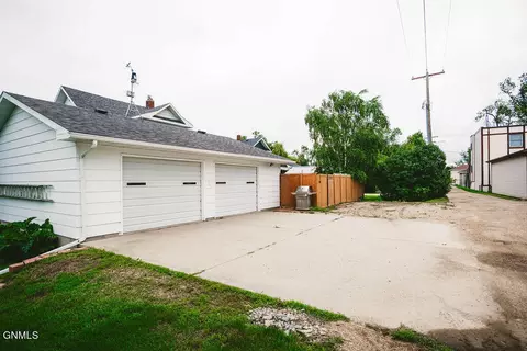 Exterior - 411 5th Ave W, Edgeley, ND 58433 photo 4 of 9
