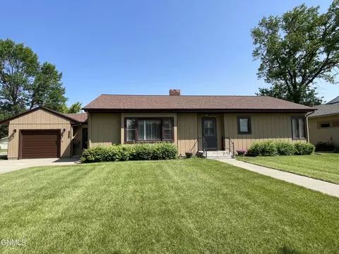 485 3rd St N, Carrington, ND 58421
