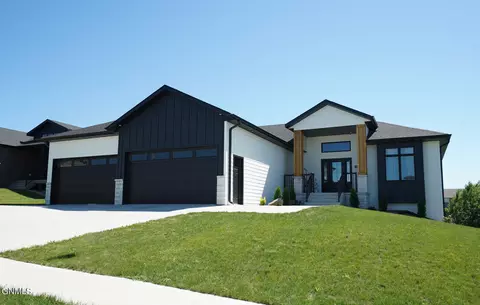 4603 Marsh Hawk Dr, Bismarck, ND 58503