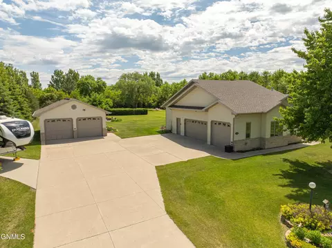 7467 Red Fox Ln, Bismarck, ND 58503